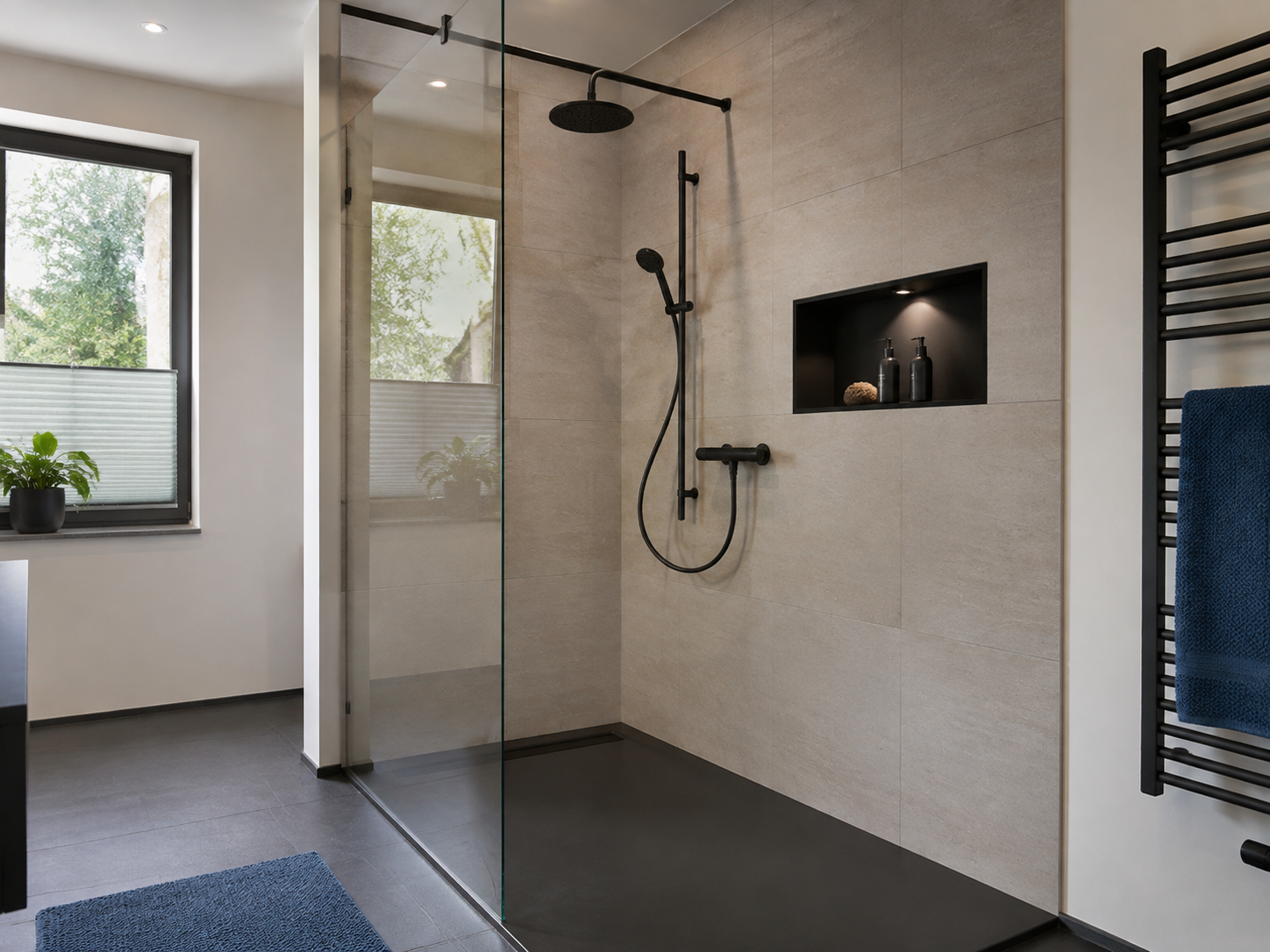 Modernes Badezimmer mit bodengleicher Dusche